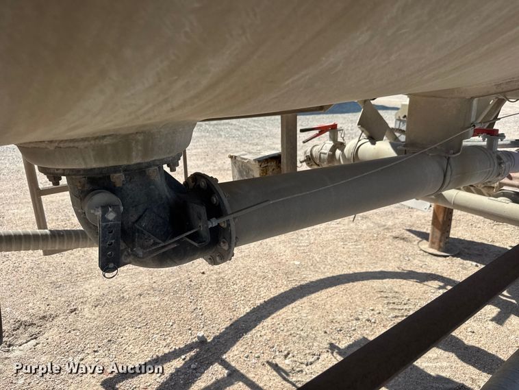 image for item NJ9173 2006 Heil tank trailer