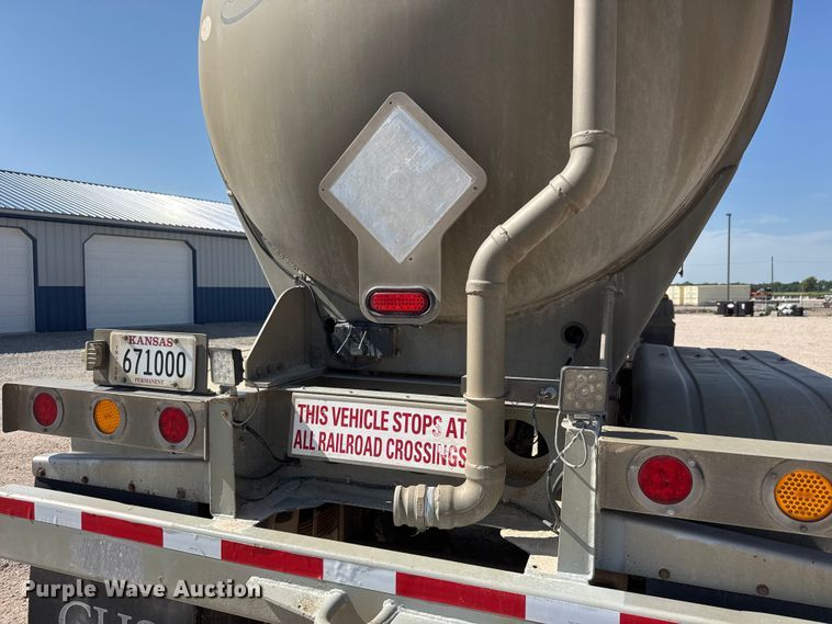 image for item NJ9173 2006 Heil tank trailer