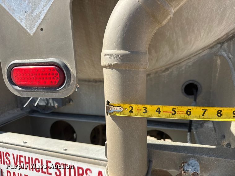 image for item NJ9173 2006 Heil tank trailer