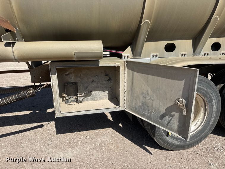 image for item NJ9173 2006 Heil tank trailer