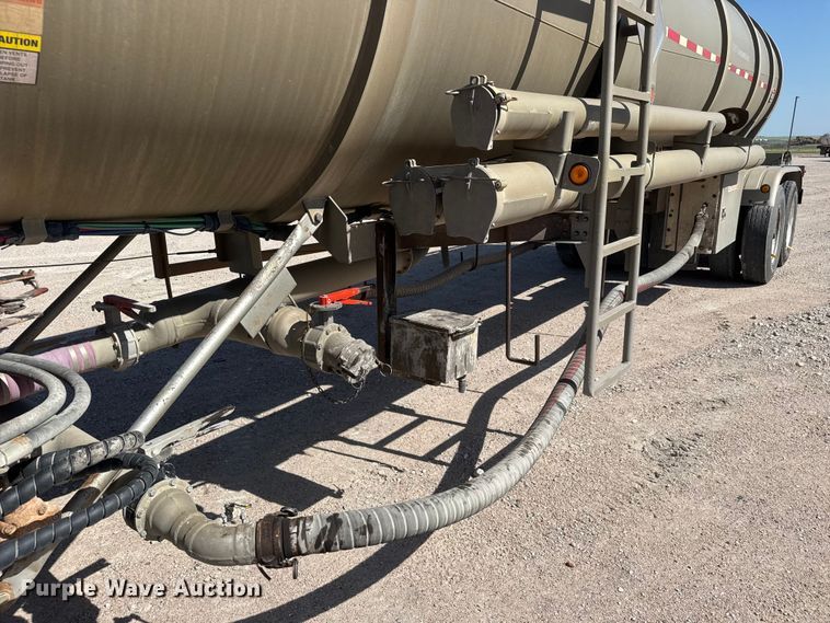 image for item NJ9173 2006 Heil tank trailer
