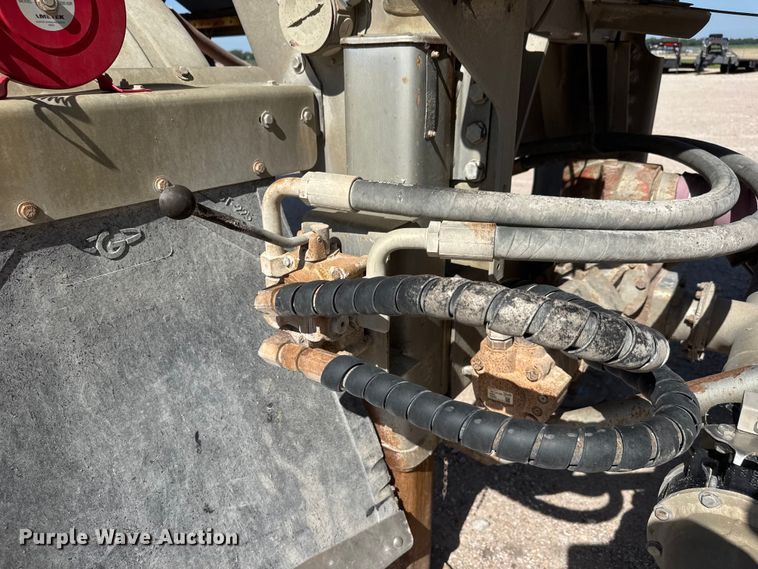 image for item NJ9173 2006 Heil tank trailer
