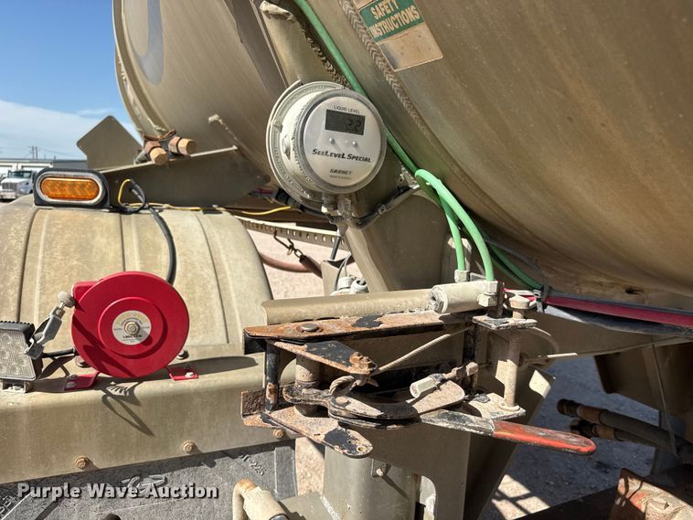 image for item NJ9173 2006 Heil tank trailer