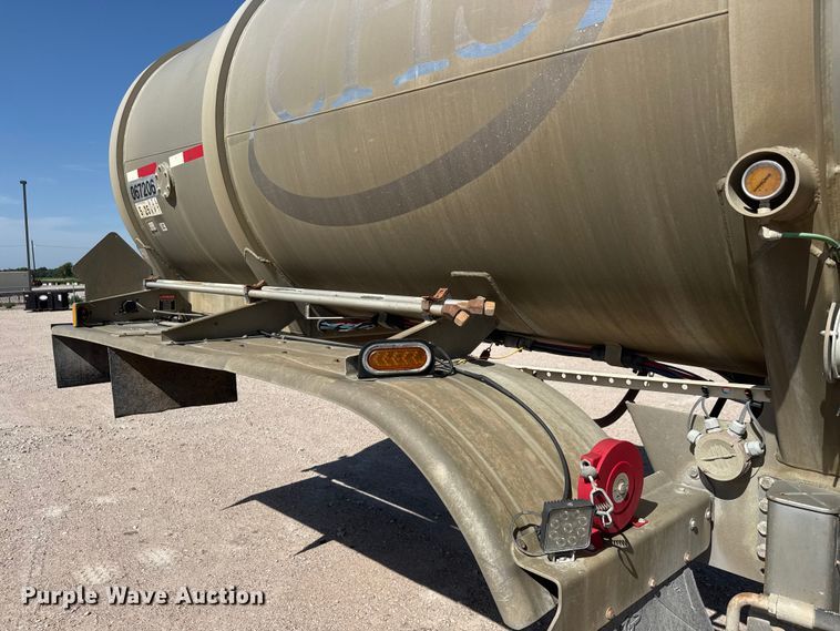 image for item NJ9173 2006 Heil tank trailer