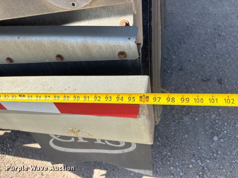 image for item NJ9173 2006 Heil tank trailer