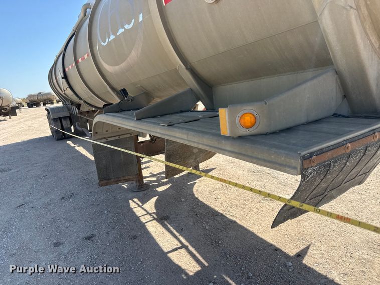 image for item NJ9173 2006 Heil tank trailer