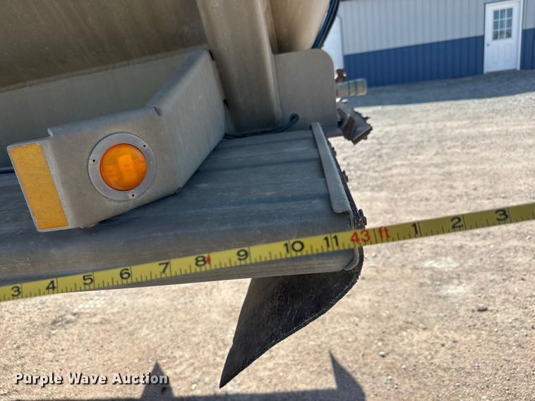 image for item NJ9173 2006 Heil tank trailer