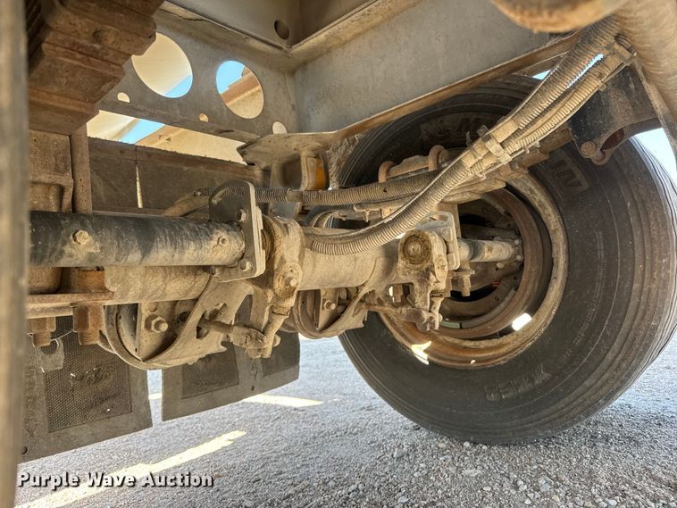 image for item NJ9173 2006 Heil tank trailer