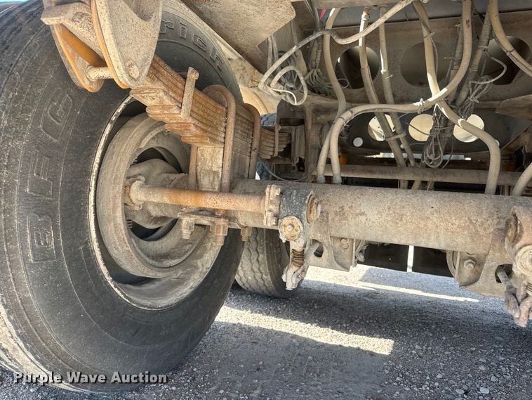 image for item NJ9173 2006 Heil tank trailer