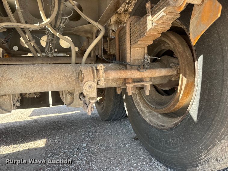 image for item NJ9173 2006 Heil tank trailer