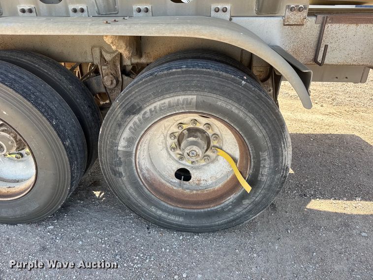 image for item NJ9173 2006 Heil tank trailer