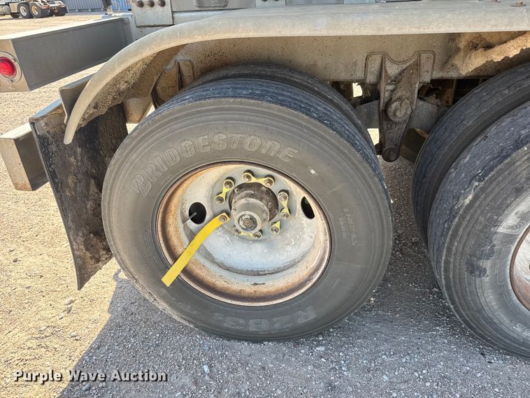image for item NJ9173 2006 Heil tank trailer