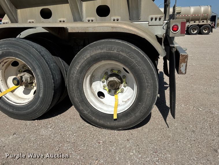 image for item NJ9173 2006 Heil tank trailer