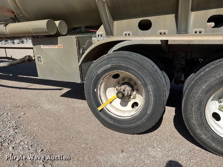 image for item NJ9173 2006 Heil tank trailer