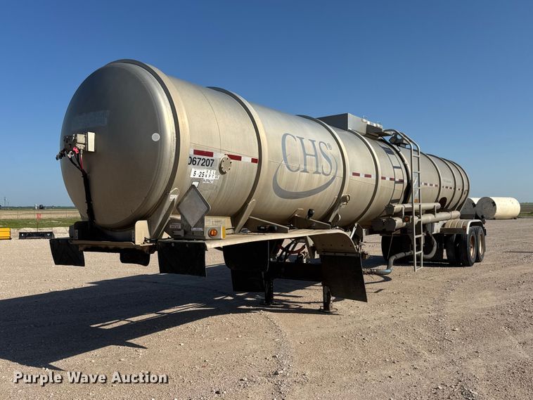 image for item NJ9174 2006 Heil tank trailer