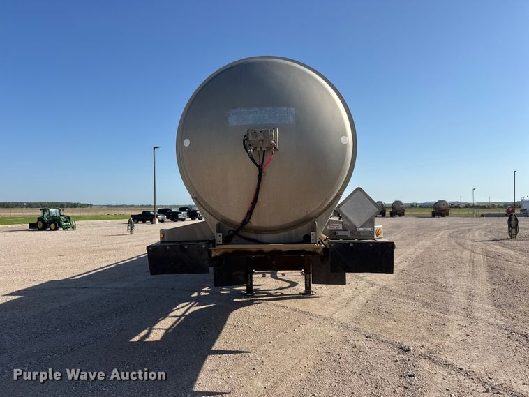 image for item NJ9174 2006 Heil tank trailer