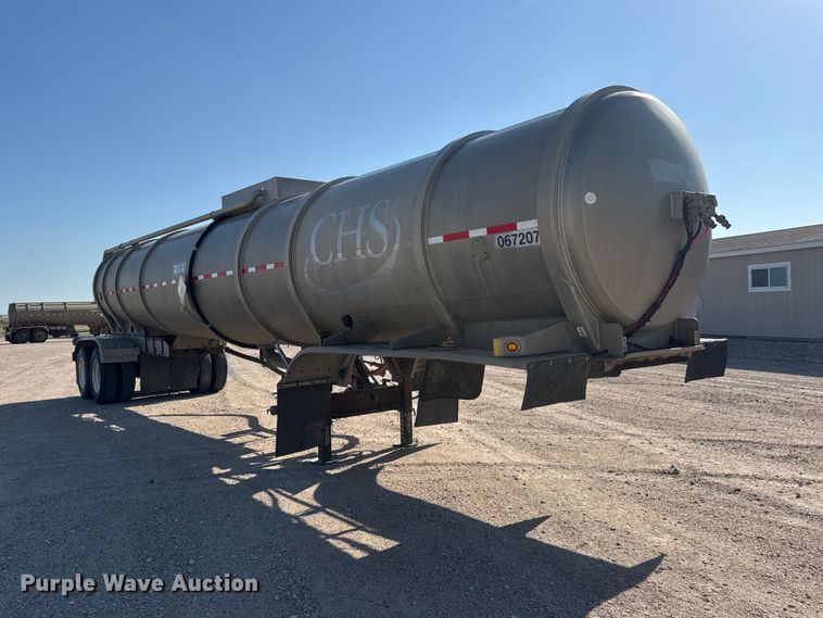 image for item NJ9174 2006 Heil tank trailer