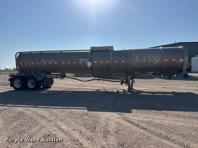 image for item NJ9174 2006 Heil tank trailer