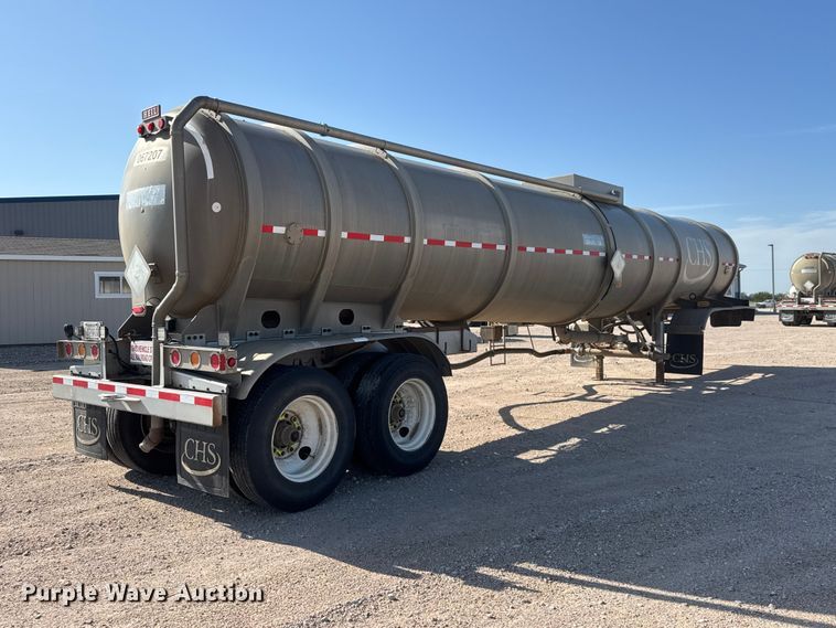 image for item NJ9174 2006 Heil tank trailer
