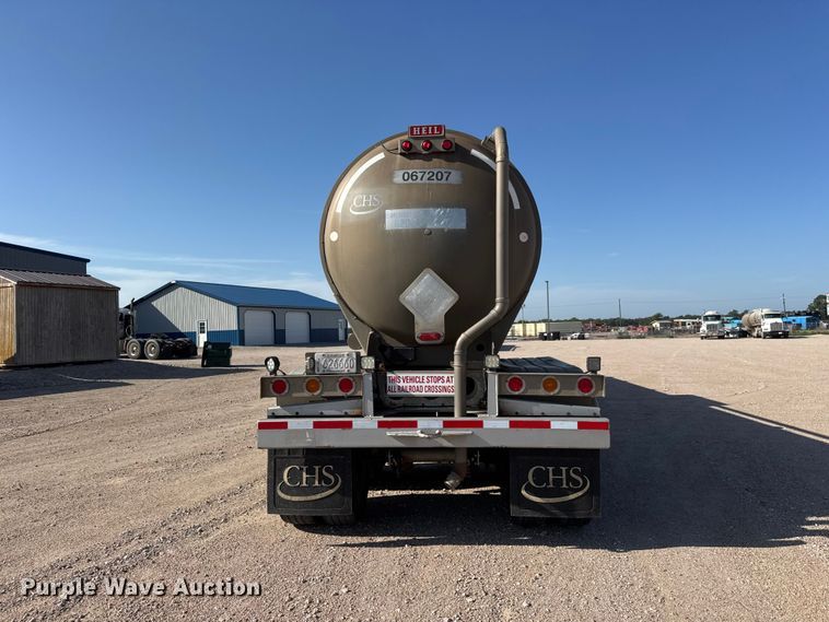 image for item NJ9174 2006 Heil tank trailer