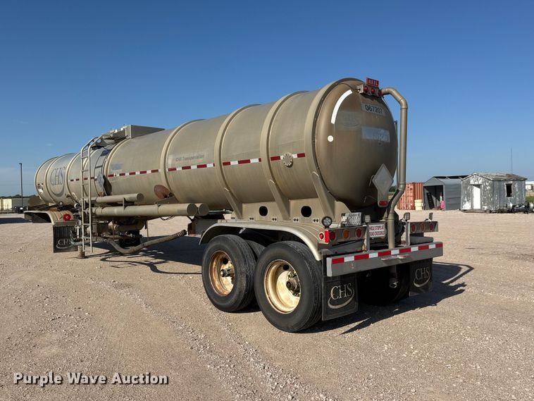 image for item NJ9174 2006 Heil tank trailer