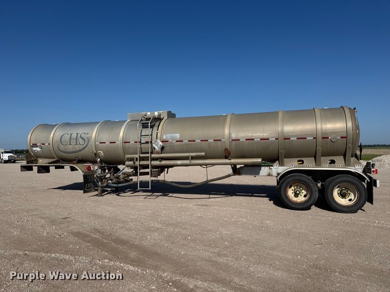 image for item NJ9174 2006 Heil tank trailer