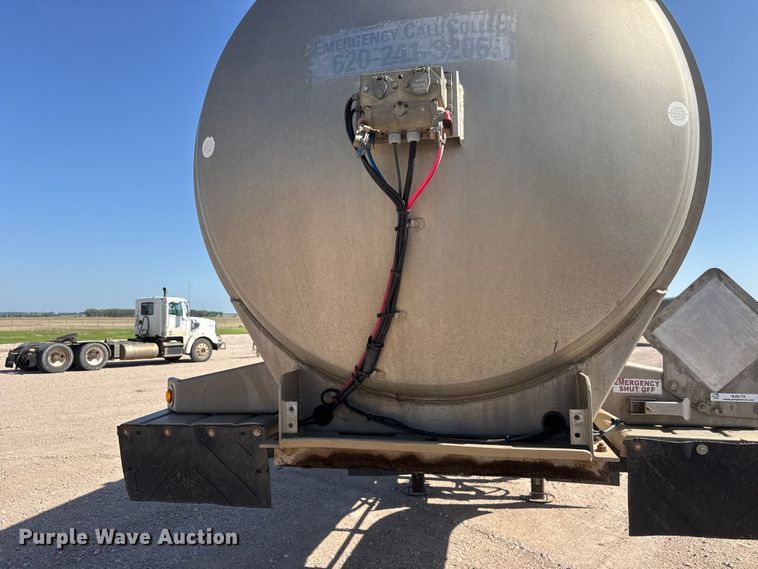 image for item NJ9174 2006 Heil tank trailer