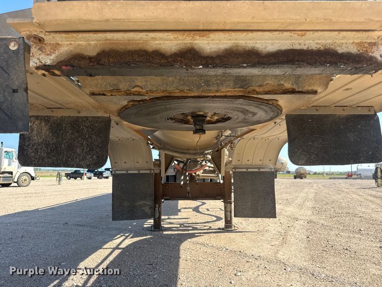 image for item NJ9174 2006 Heil tank trailer