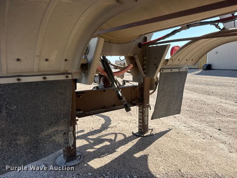 image for item NJ9174 2006 Heil tank trailer