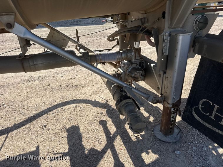 image for item NJ9174 2006 Heil tank trailer