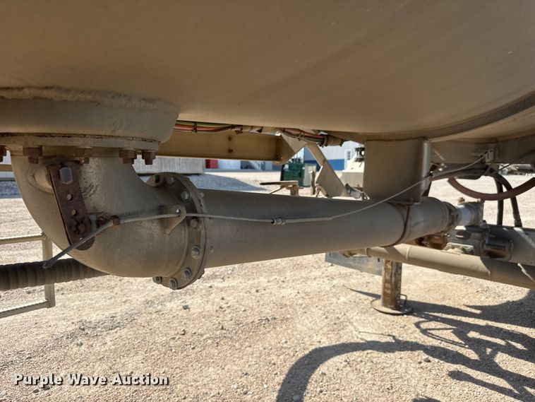 image for item NJ9174 2006 Heil tank trailer