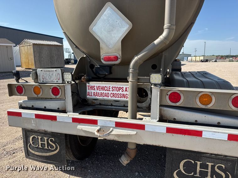 image for item NJ9174 2006 Heil tank trailer