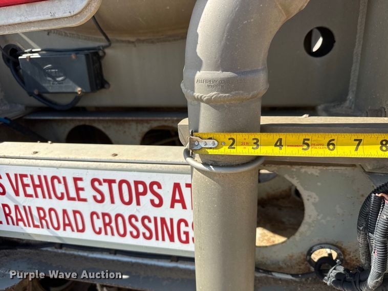 image for item NJ9174 2006 Heil tank trailer