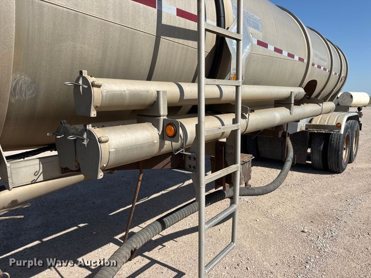 image for item NJ9174 2006 Heil tank trailer