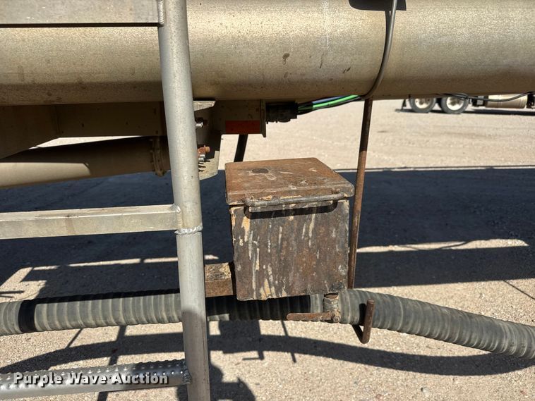image for item NJ9174 2006 Heil tank trailer