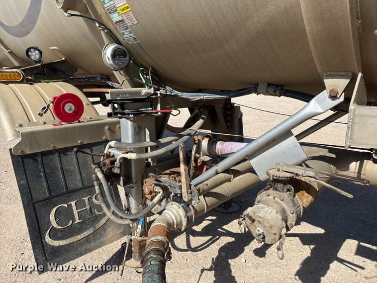 image for item NJ9174 2006 Heil tank trailer