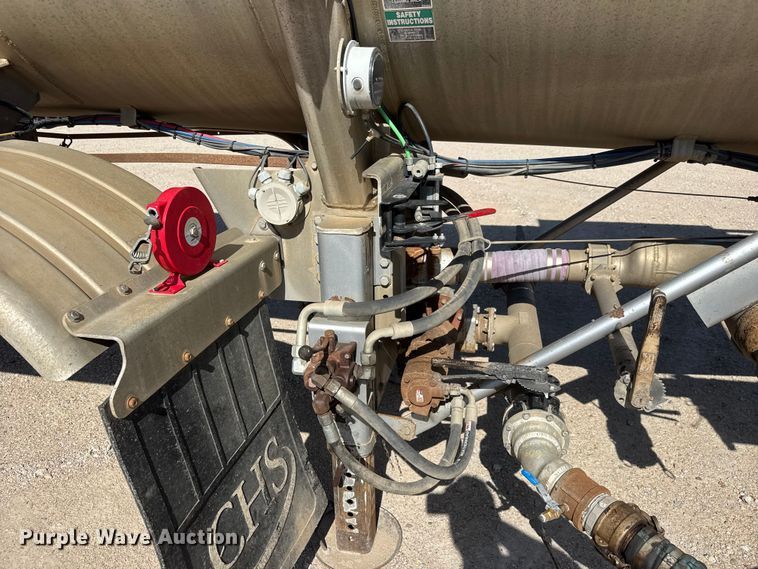 image for item NJ9174 2006 Heil tank trailer