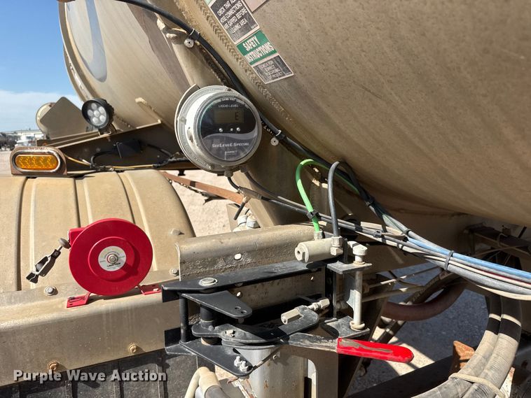 image for item NJ9174 2006 Heil tank trailer