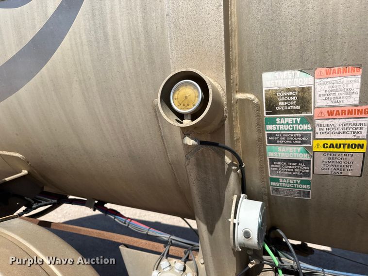 image for item NJ9174 2006 Heil tank trailer