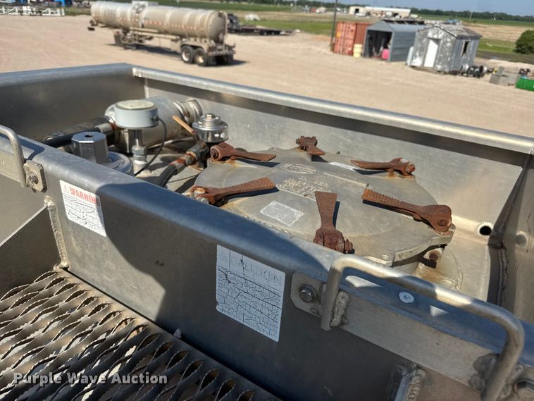 image for item NJ9174 2006 Heil tank trailer