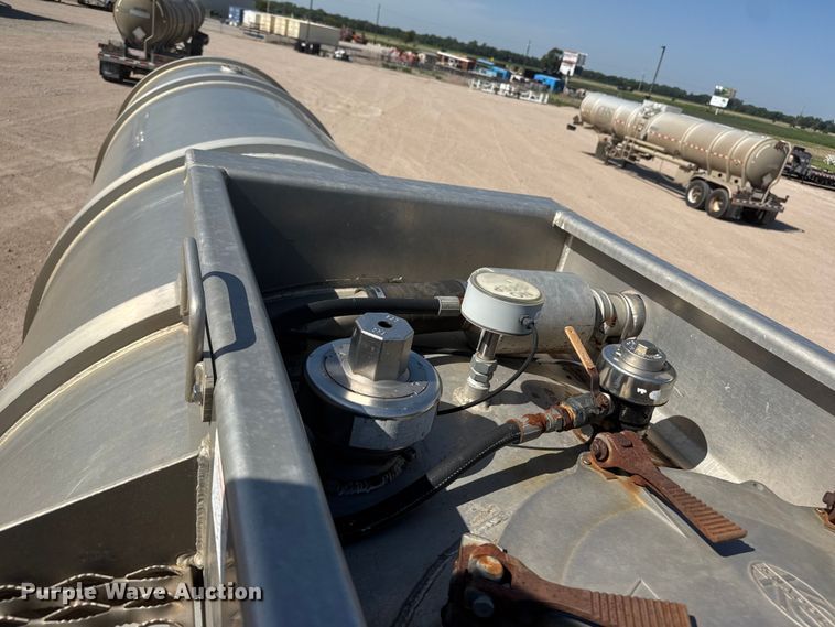 image for item NJ9174 2006 Heil tank trailer