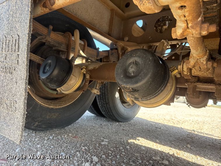 image for item NJ9174 2006 Heil tank trailer