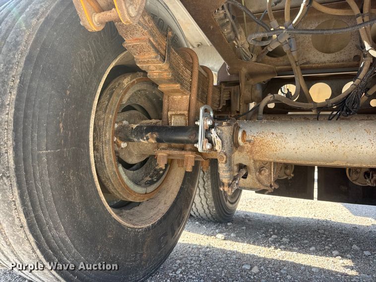 image for item NJ9174 2006 Heil tank trailer