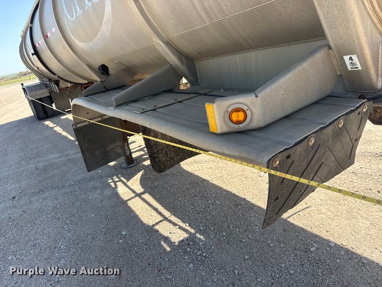 image for item NJ9174 2006 Heil tank trailer