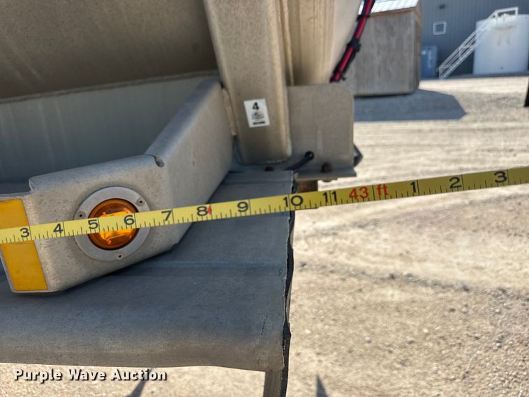 image for item NJ9174 2006 Heil tank trailer