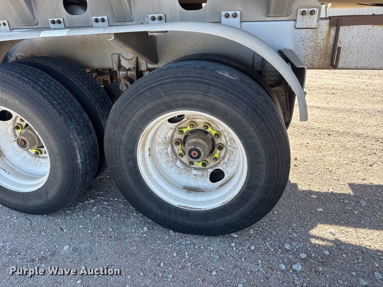 image for item NJ9174 2006 Heil tank trailer
