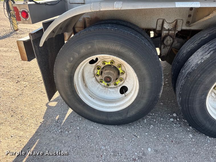 image for item NJ9174 2006 Heil tank trailer