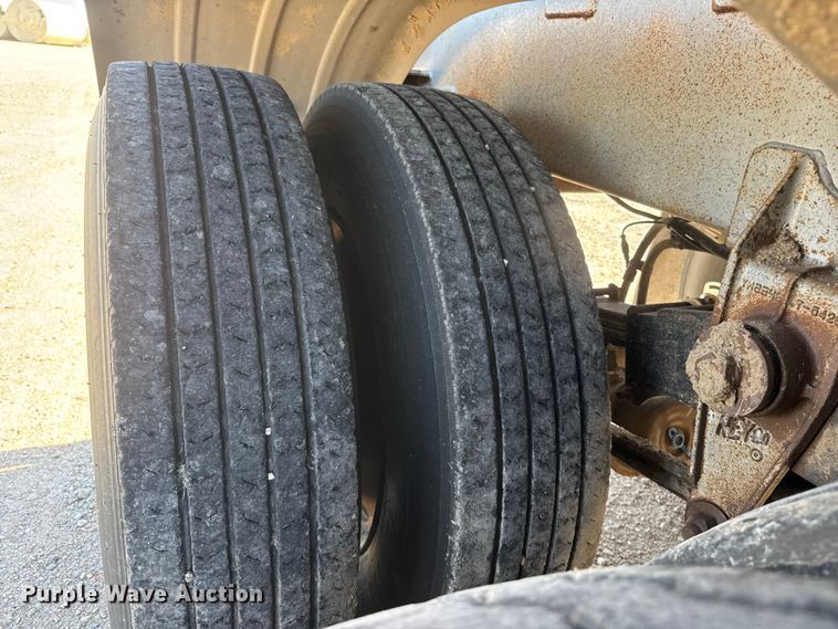 image for item NJ9174 2006 Heil tank trailer