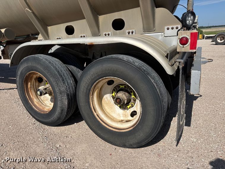 image for item NJ9174 2006 Heil tank trailer