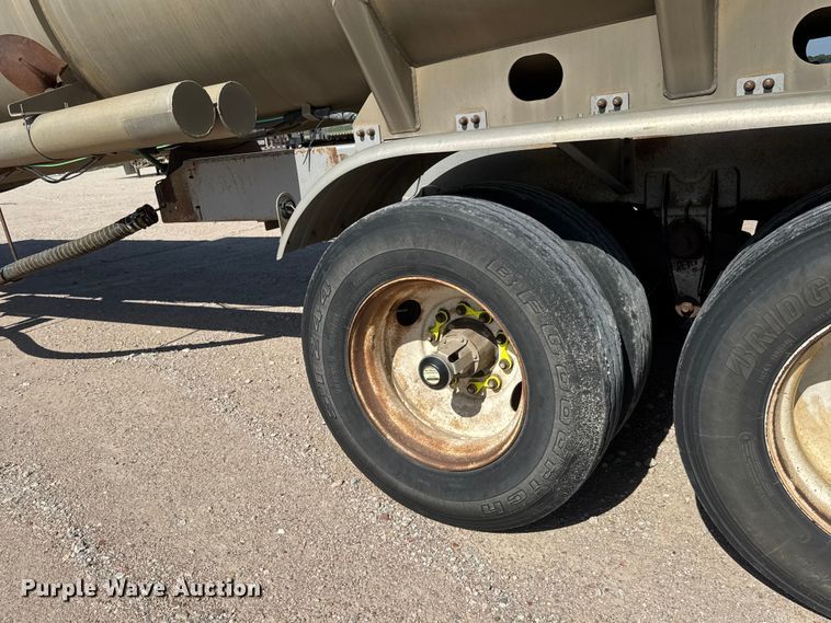 image for item NJ9174 2006 Heil tank trailer